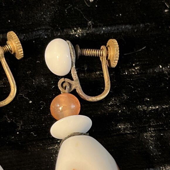 Vintage Cased Milk Glass Gold Accent Dangle Drop Screw Back Earrings Japan - Picture 4 of 7